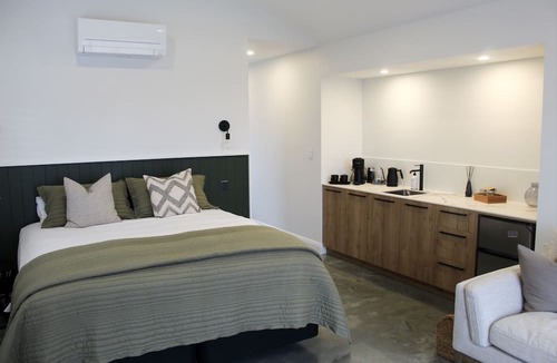 Waipu Cabin | Ahuru House a touch of Luxury - Kereu Room