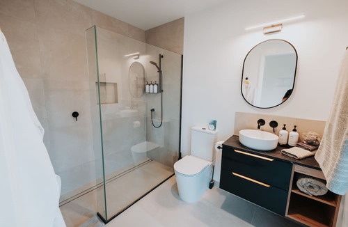 Waipu Cabin | Ahuru House a touch of Luxury - Kereu Room