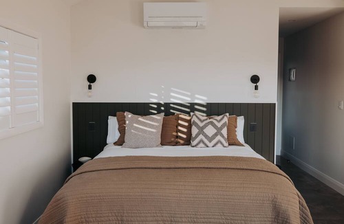 Waipu Cabin | Ahuru House a touch of Luxury - Kereu Room