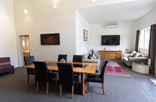 Oakura Bed & Breakfast | Tui Lodge