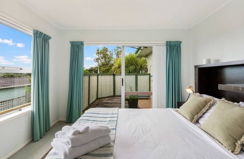 Tindalls Beach House | Harbour Retreat with sea views and BBQ