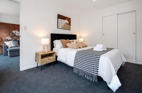 Sydenham House | Unit with Spa Bath Close to City