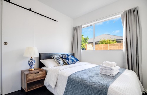 Sydenham House | Unit with Spa Bath Close to City