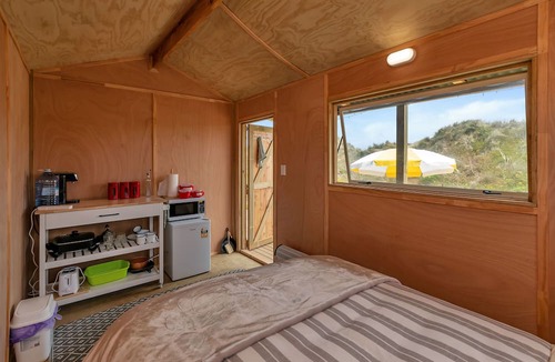 Waipapakauri Cottage | Karo Hut A - Ninety Mile Beachfront Cabin