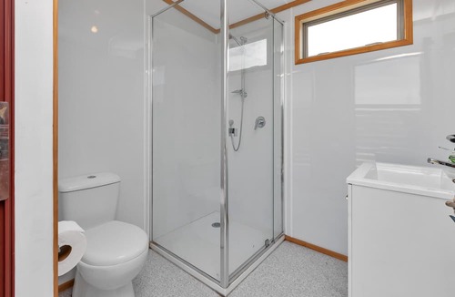 Waipapakauri House | Karo Hut B - Ninety Mile Beachfront Cabin
