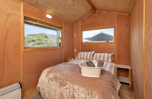 Waipapakauri House | Karo Hut B - Ninety Mile Beachfront Cabin