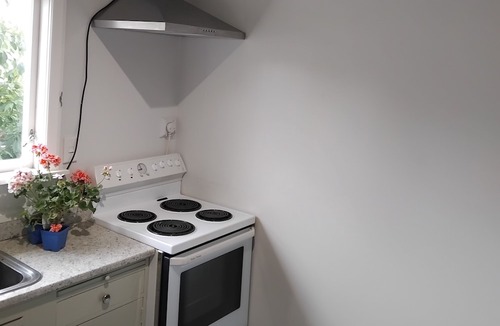 Waitarere Beach House | The Seashell - central, private, comfortable Incl bedding and linen, wifi