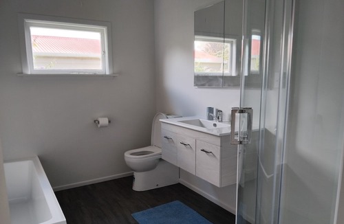 Waitarere Beach House | The Seashell - central, private, comfortable Incl bedding and linen, wifi
