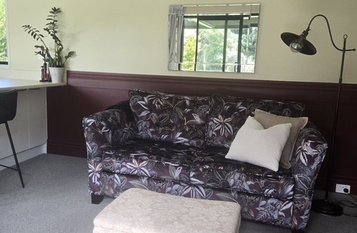Paraparaumu Villa | Private Country Cottage