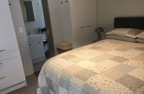 Paraparaumu Villa | Private Country Cottage