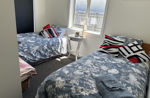 Timaru House | Beautifully renovated duck back cottage Close to Bay and town