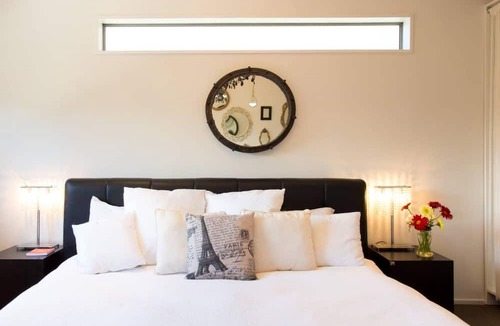 Arthur's Point House | Treehouse Spa Escape