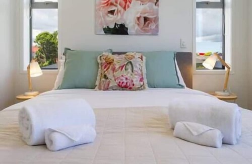 Upper Riccarton House | Botanic Bliss Townhouse- 2bed 2bed w/park