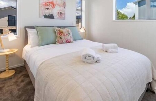 Upper Riccarton House | Botanic Bliss Townhouse- 2bed 2bed w/park