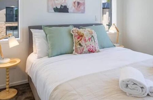 Upper Riccarton House | Botanic Bliss Townhouse- 2bed 2bed w/park