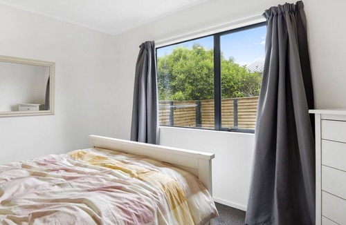 Hatfields Beach House | Hibiscus Hideaway - Orewa Beach Holiday Home