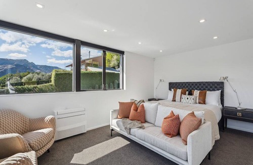 Lake Hayes House | Hawthorne House - Lake Views