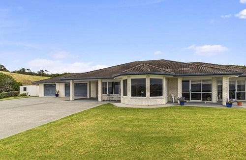 Whakatiwai House | SLICE OF HEAVEN IN KAIAUA WITH SEA VIEWS - BEACH & PARK WITHIN WALKING DISTANCE