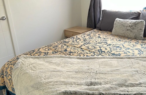 Aotea Bed & Breakfast | Self-contained nice 2 bedroom flat with own kitchenette, bathroom and entrance.