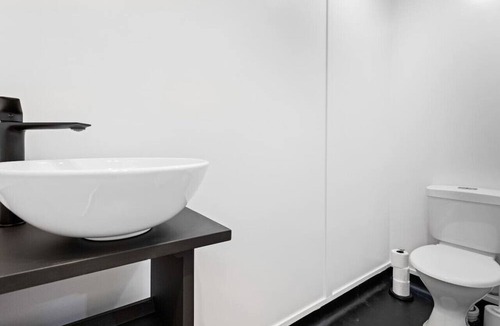 Manukau City Apartment | Freeman Escape with garage parking