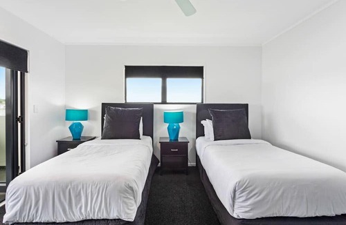 Manukau City Apartment | Freeman Escape with garage parking
