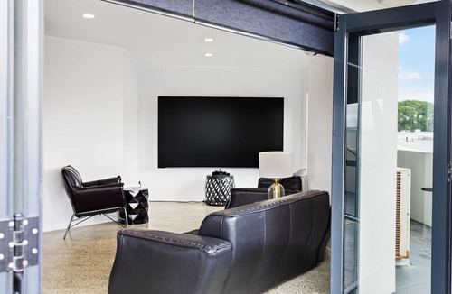 Manukau City Apartment | Freeman Escape with garage parking