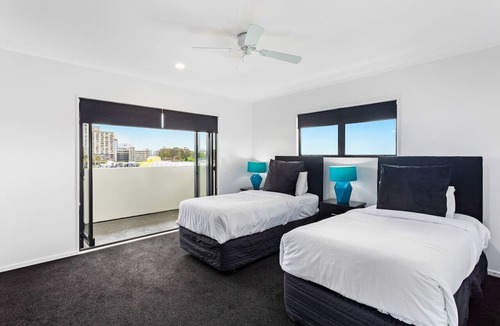 Manukau City Apartment | Freeman Escape with garage parking