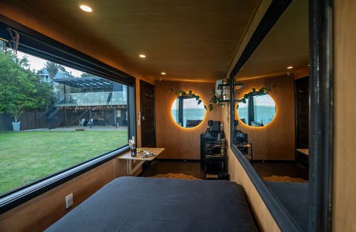 Laingholm Cabin | Clifftop Seaview Seduction