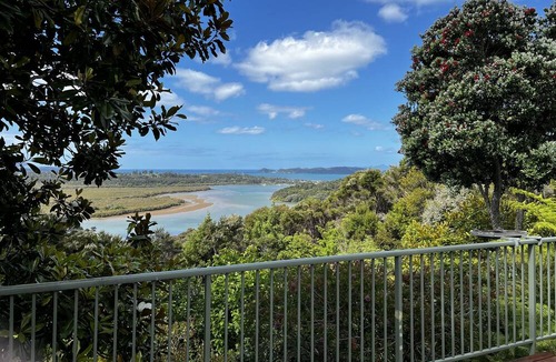 Haruru House | Sea views, 3 minutes drive to Paihia, 3 bed home
