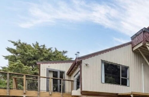 Torbay House | Serene Oasis: Spa Playground and Movie Nights!
