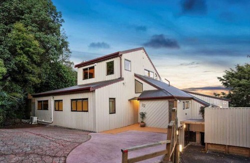 Torbay House | Serene Oasis: Spa Playground and Movie Nights!