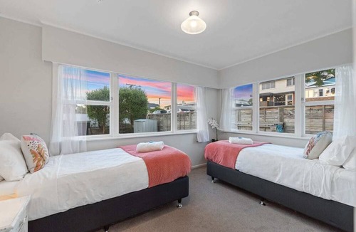 Mount Maunganui House | Central Mount Cottage