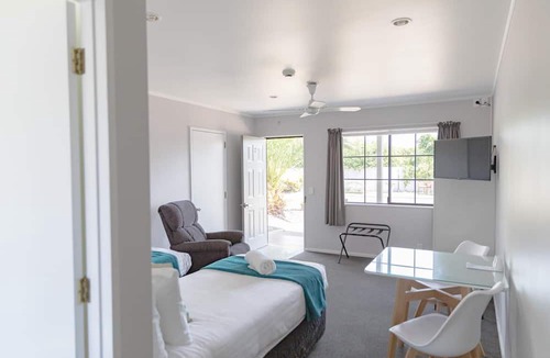 Gisborne Hotel | Bk's Palm Court Motor Lodge