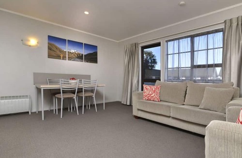 Springlands Hotel | Knightsbridge Court Motor Lodge