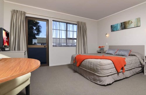 Springlands Hotel | Knightsbridge Court Motor Lodge