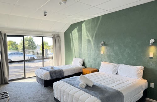 Mangere Hotel | Oakwood Manor Motor Lodge