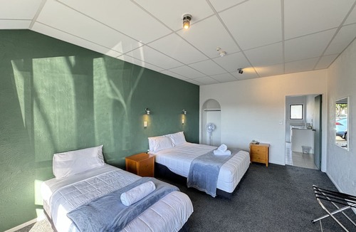 Mangere Hotel | Oakwood Manor Motor Lodge