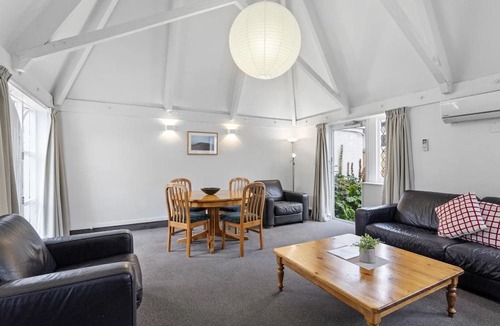 Merivale Hotel | Camelot Motor Lodge