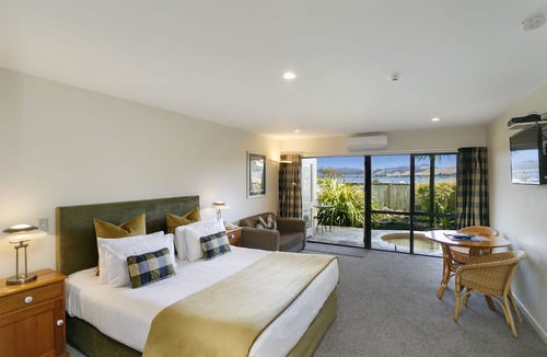 Taupo Hotel | Baycrest Lodge