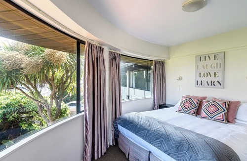 Tahunanui Hotel | The Beachcomber Hotel