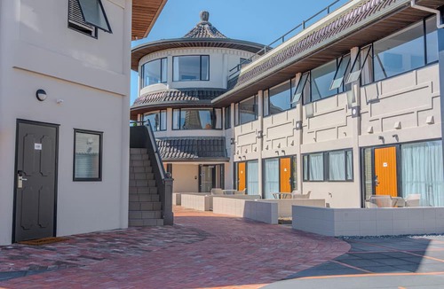 Tahunanui Hotel | The Beachcomber Hotel