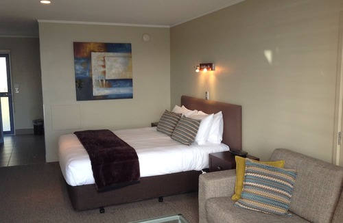 Taupo Hotel | Sails On The Lake