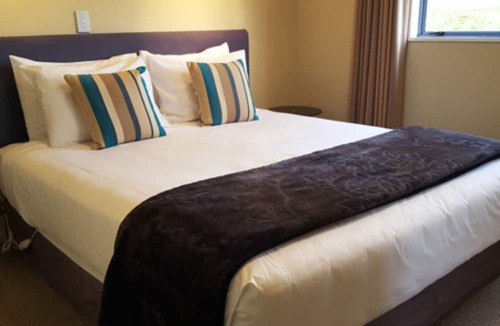 Taupo Hotel | Sails On The Lake
