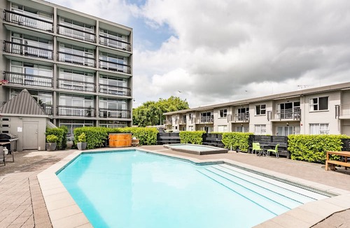 Hamilton North Hotel | Heartland Ambassador Hotel Hamilton