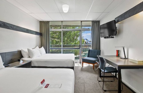 Hamilton North Hotel | Heartland Ambassador Hotel Hamilton