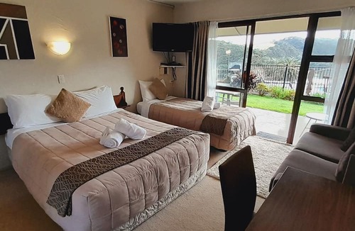 Haruru Hotel | Waterfalls Estate - Motel & Campground