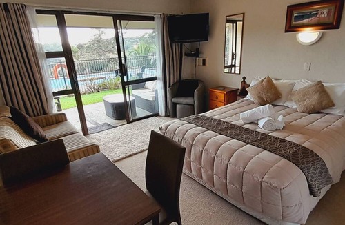 Haruru Hotel | Waterfalls Estate - Motel & Campground