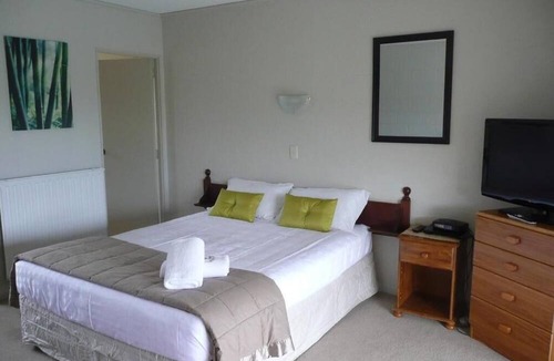 Haruru Hotel | Waterfalls Estate - Motel & Campground