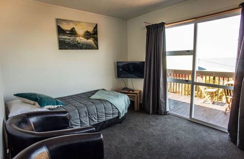 Kaka Point Hotel | The Kaka Point Motels
