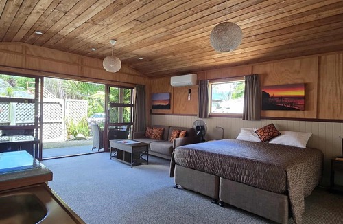 Takaka Hotel | The Rocks Chalets